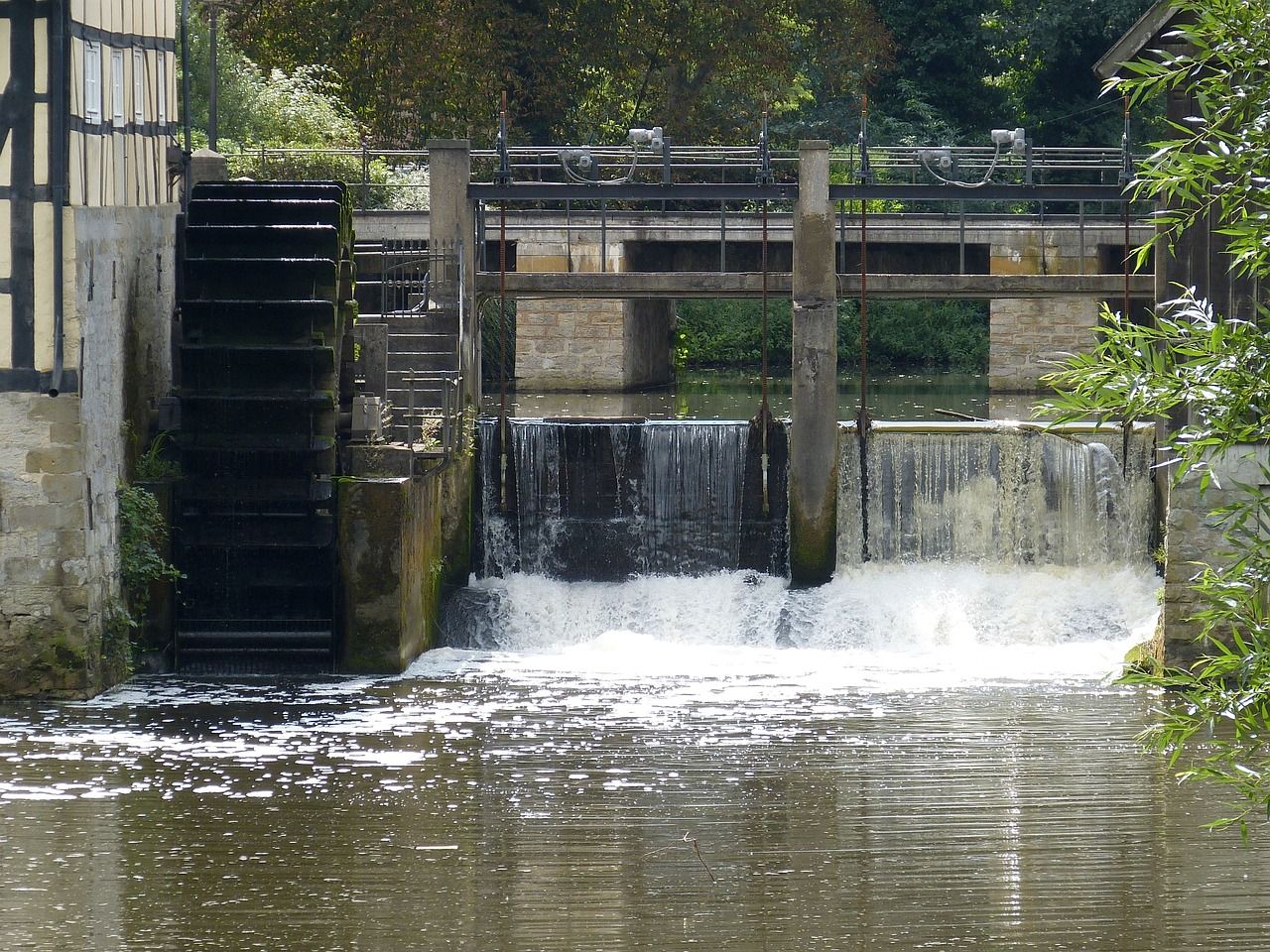découvrez l'hydroélectricité, une source d'énergie renouvelable puissante et durable. apprenez comment les barrages et les turbines transforment l'énergie de l'eau en électricité, contribuant à un avenir énergétique plus vert.