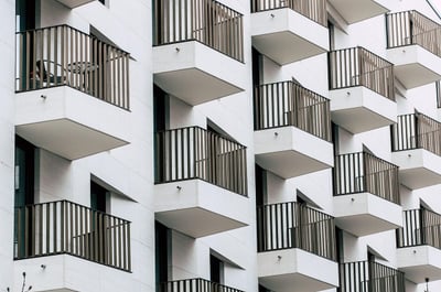 Compostage appartement : astuces et conseils pour transformer vos déchets en or vert même en ville