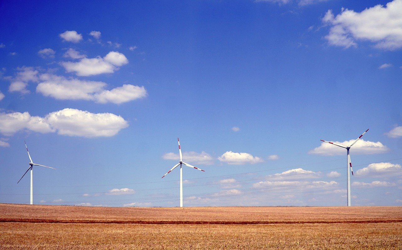 découvrez comment la transition énergétique transforme notre avenir, en passant des énergies fossiles aux sources renouvelables. explorez les stratégies, technologies et initiatives clés qui façonnent un monde durable et respectueux de l'environnement.